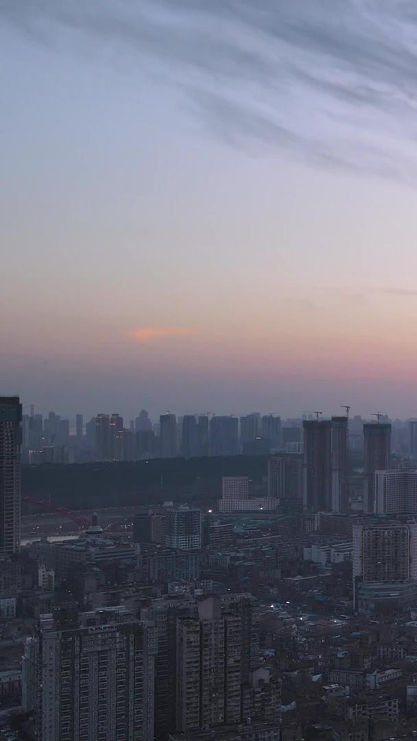 航拍城市夕阳夕阳落日天际线商务建筑材料视频的预览图