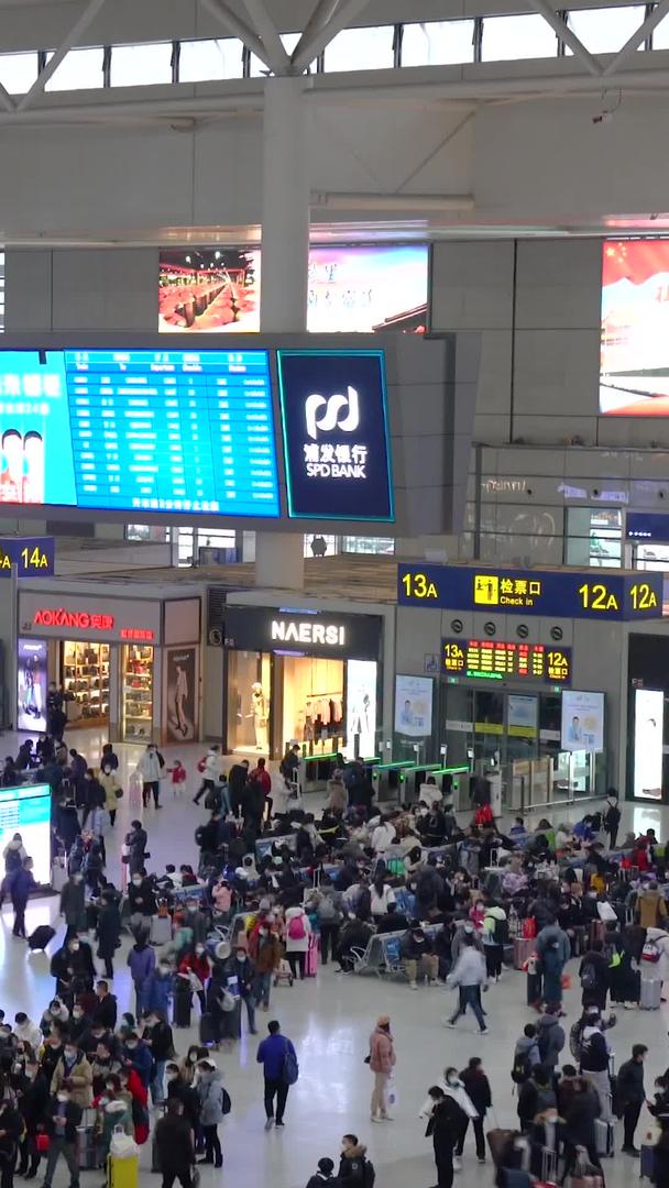 上海虹桥火车站旅客检票延迟视频的预览图