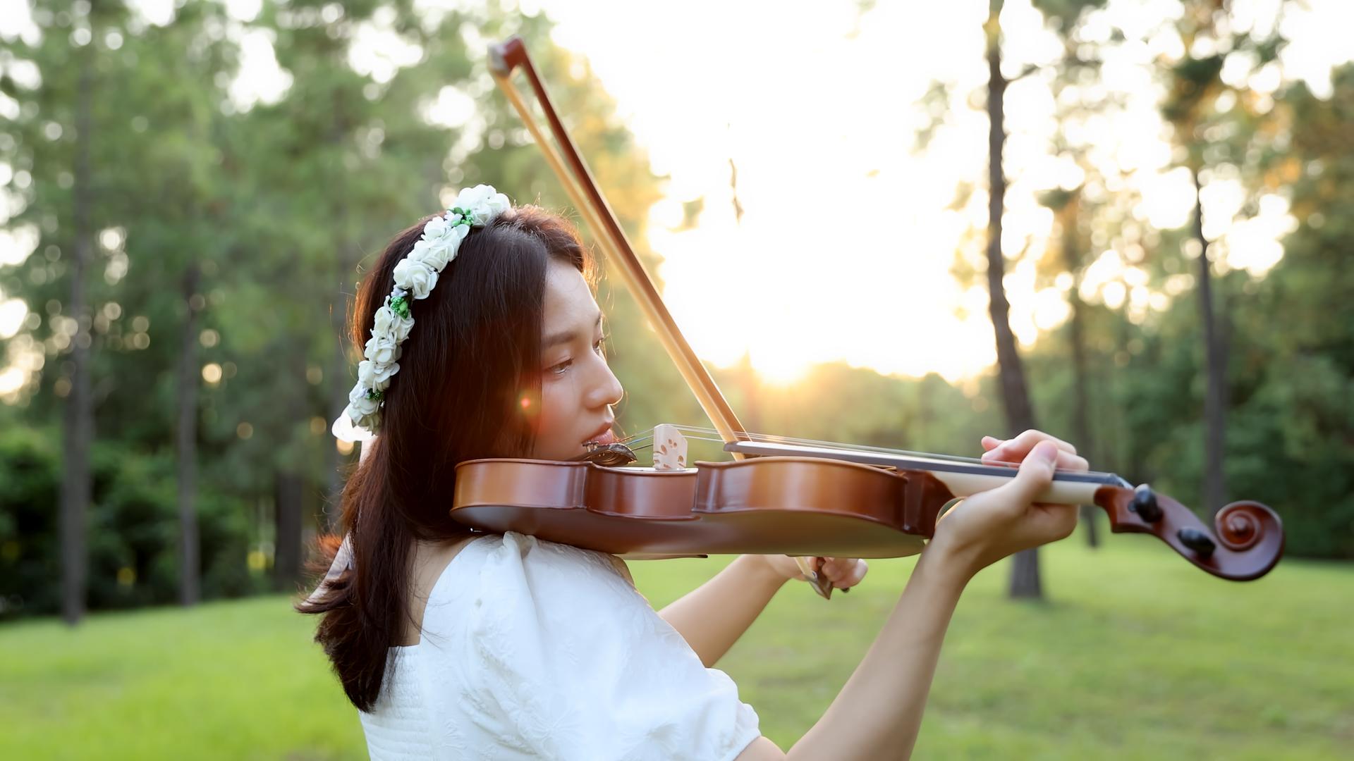 夕阳下拉小提琴的女孩视频的预览图