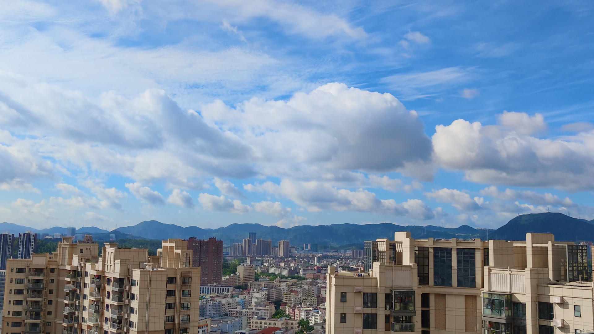 城市楼房上空延时摄影山蓝天白云4K视频的预览图