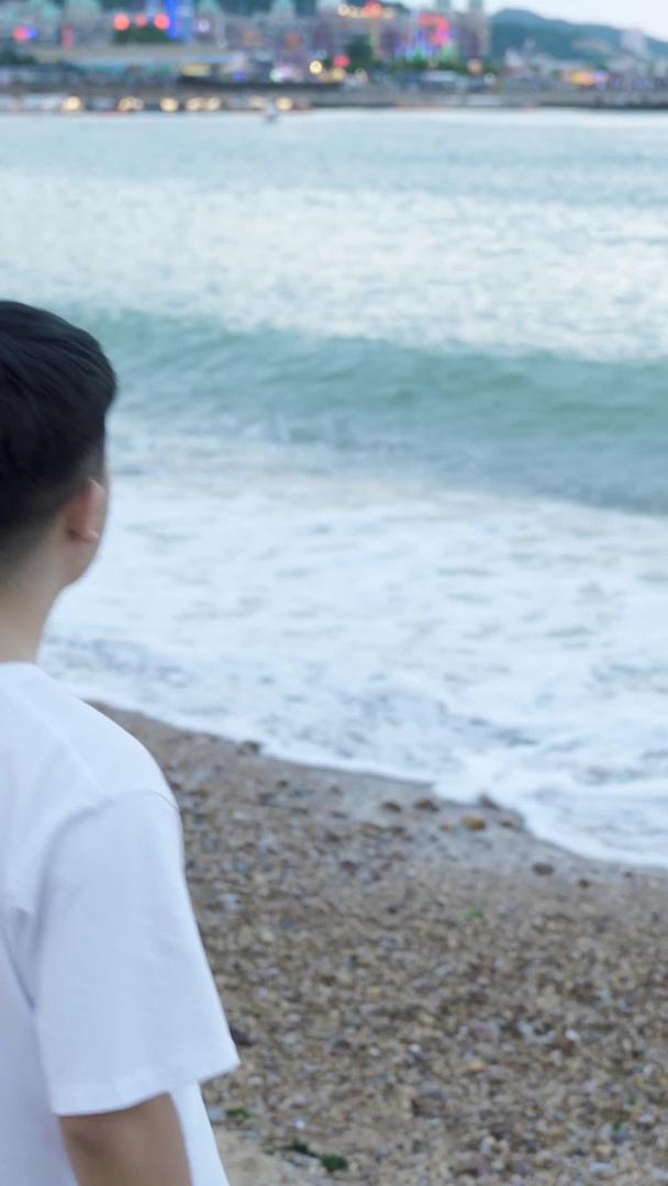 沙滩海边落日男青年白领苦恼视频的预览图