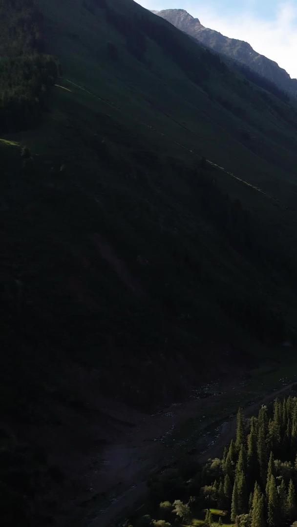 琼库什台大草原峡谷航拍视频视频的预览图
