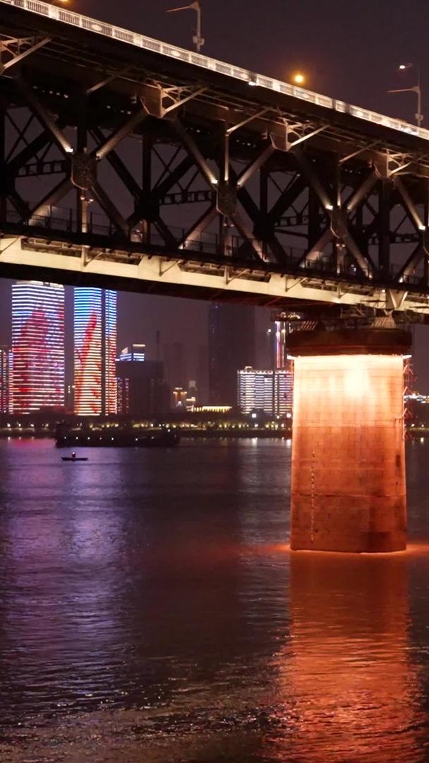 城市标志建筑长江江景夜景灯光桥梁道路素材视频的预览图