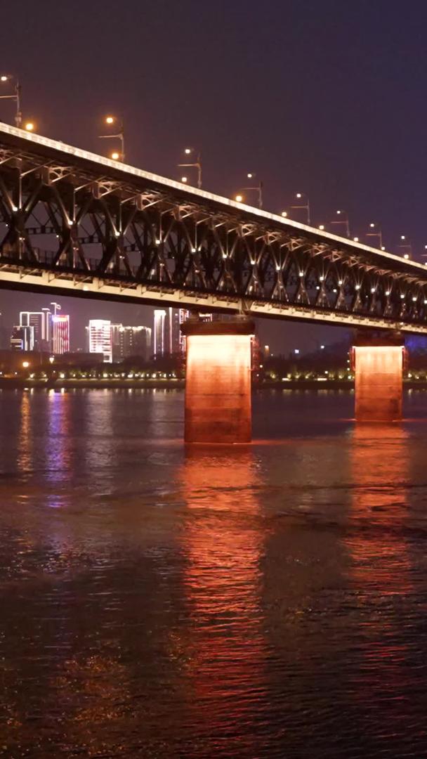 城市标志建筑长江江景夜景灯光桥梁道路素材视频的预览图