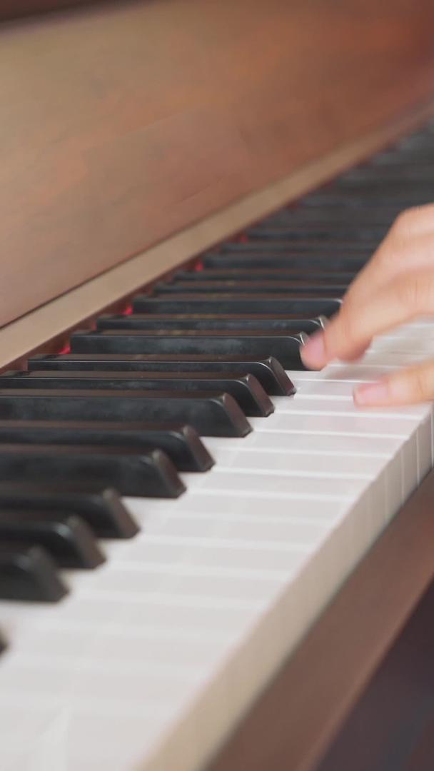 弹钢琴的特写视频的预览图