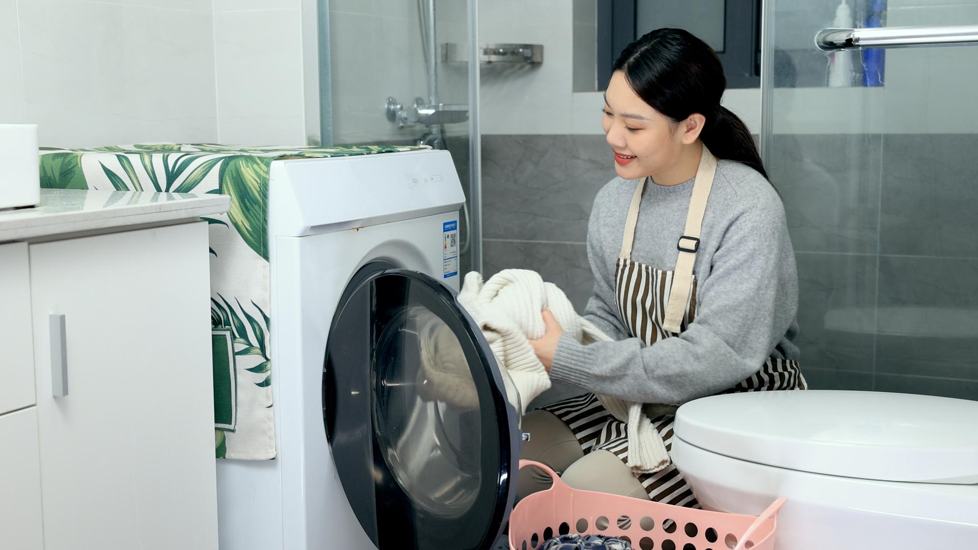 洗衣服的居家女性视频的预览图