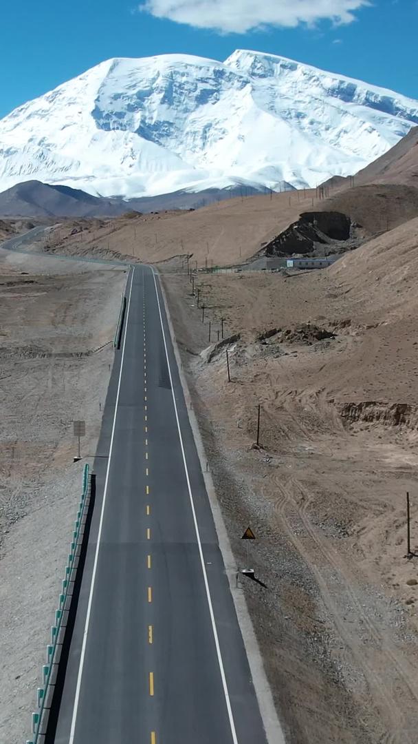 新疆昆仑山雪山喀喇公路航拍视频视频的预览图