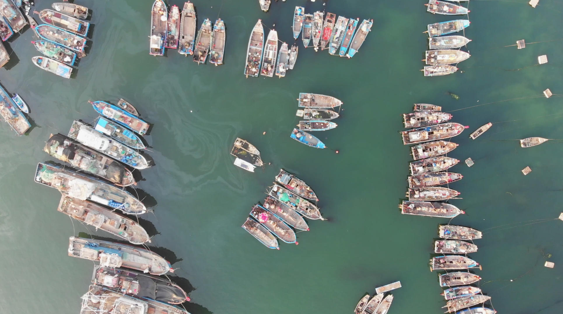 4k航拍大连地标渔人码头渔船视频的预览图