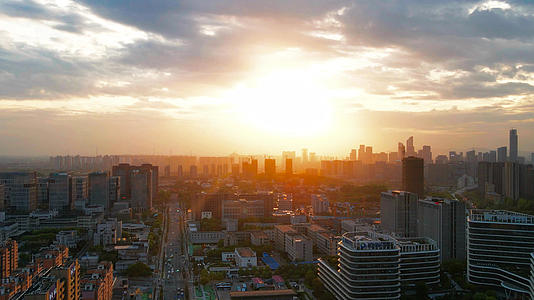 4K航拍延时摄影南京城市风景阳光透过云层视频的预览图