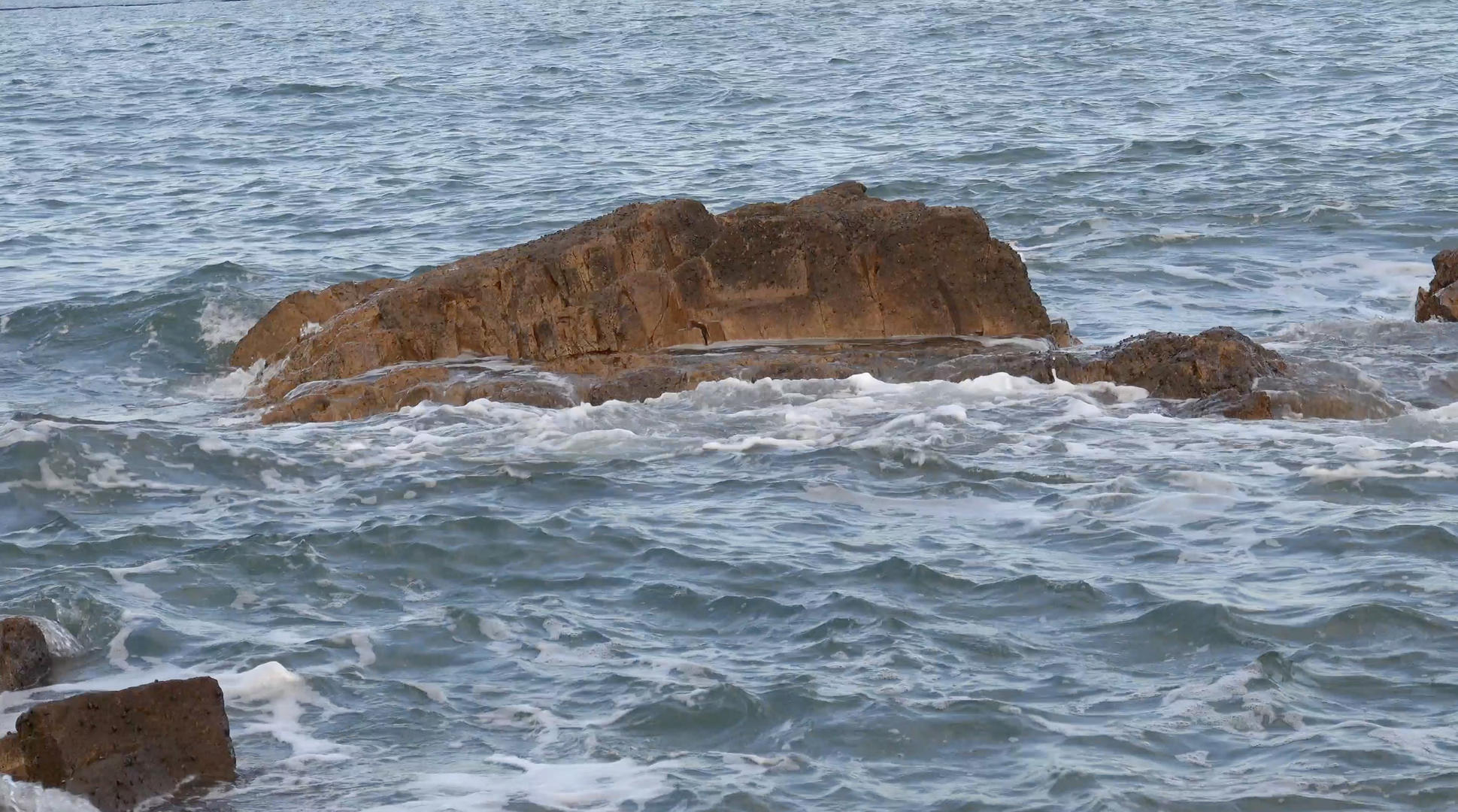 海中的风浪及礁石4K视频视频的预览图