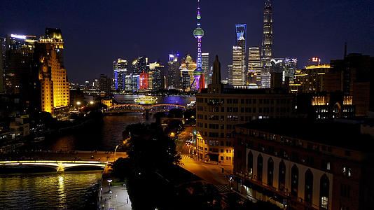 上海外白渡桥夜景航拍视频的预览图