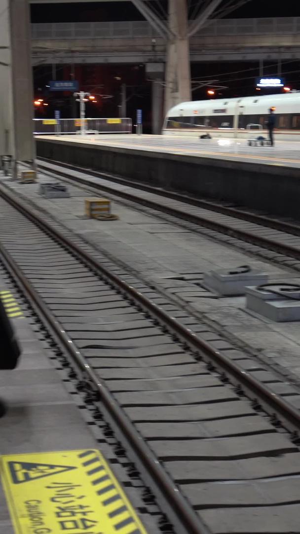 高铁乘客乘坐高铁站视频的预览图
