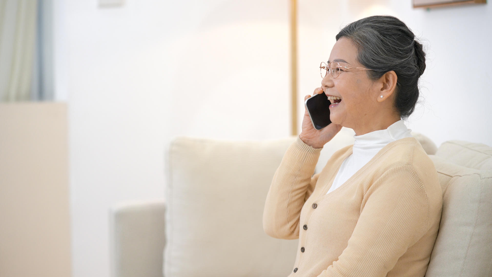 4k老年居家生活奶奶使用手机打电话视频的预览图