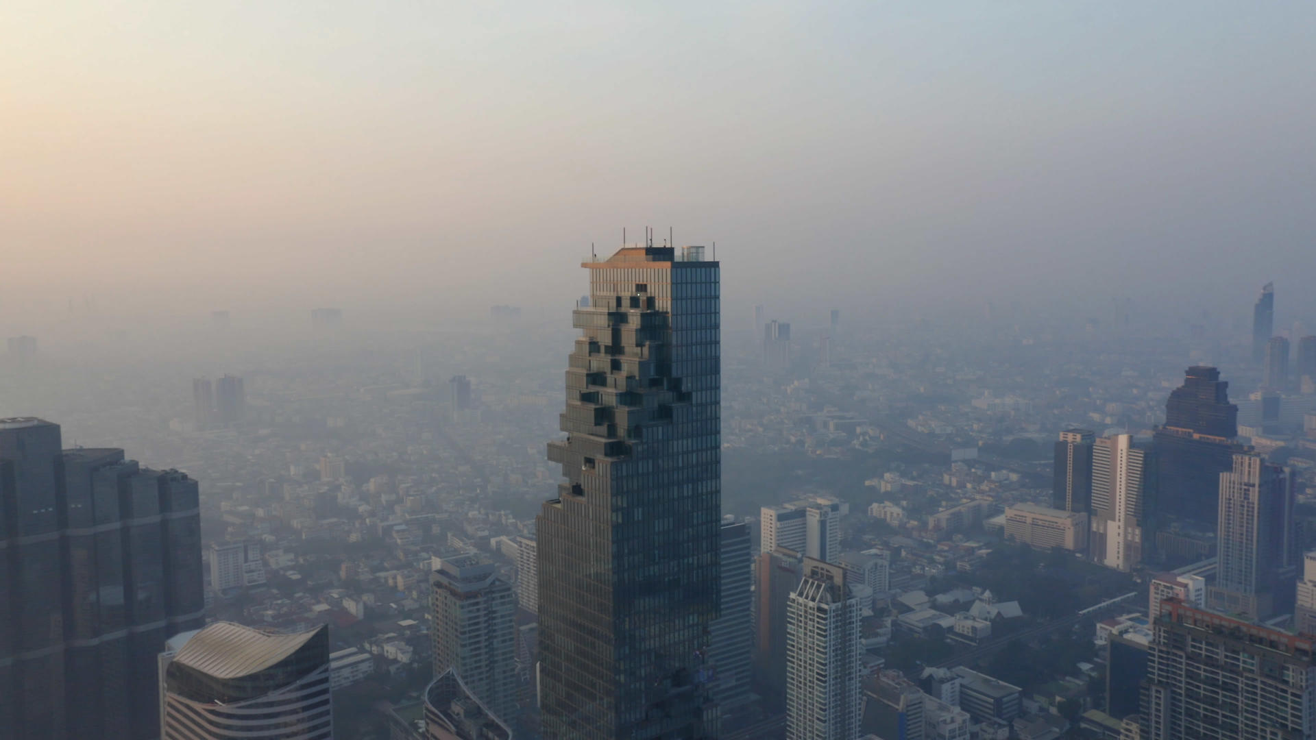 4K无人机航拍泰国曼谷城市中心地标建筑群视频的预览图