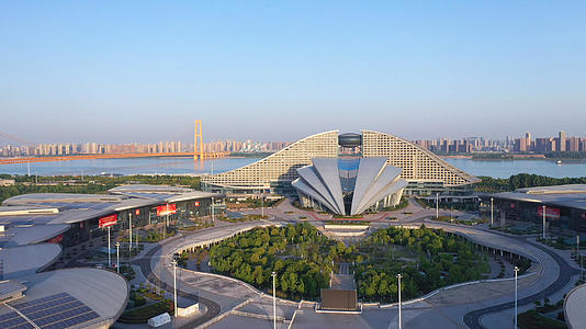 航拍城市风光地标建筑武汉国际会议金融中心4k素材视频的预览图