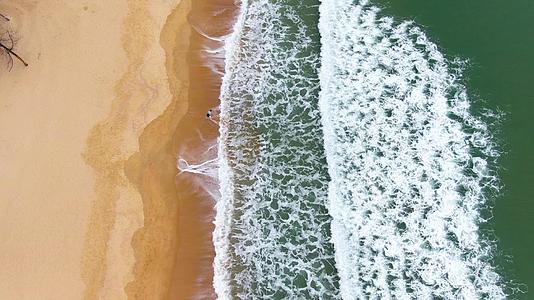 航拍夏季层层海浪的沙滩视频视频的预览图