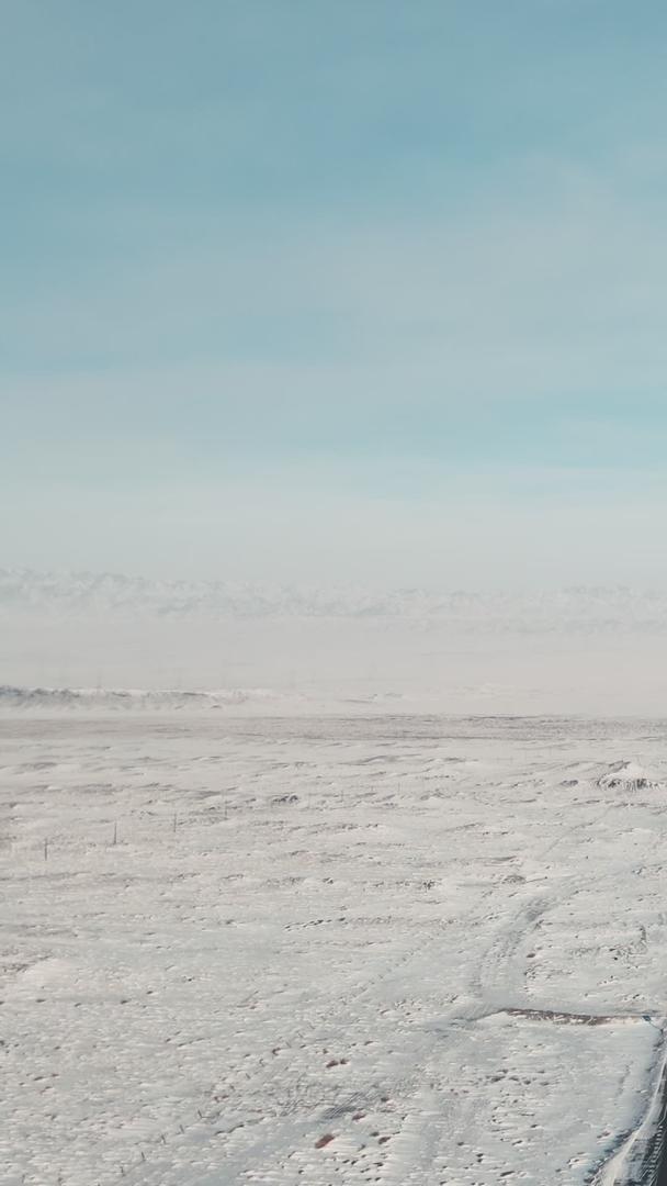 新疆冬季雪原公路航拍视频的预览图