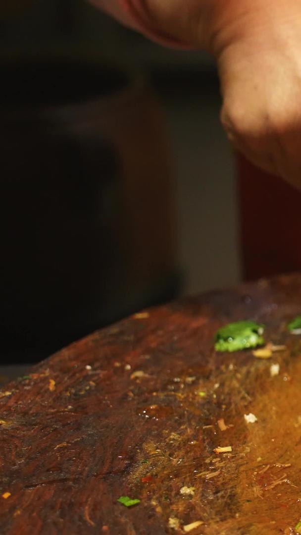 西安特色中式小吃美食中式汉堡制作工艺素材视频的预览图