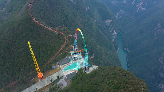 4K航拍重庆云阳龙缸超级悬崖秋千亚洲第一秋千视频的预览图