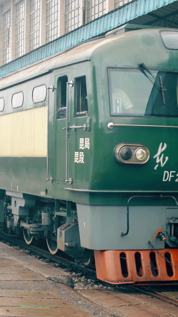滇越铁路米轨燃油绿皮火车头视频的预览图