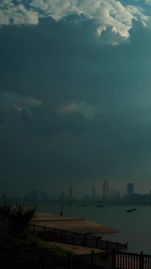 夏季长江翻滚的云朵和耶稣光自然城市的风景视频的预览图