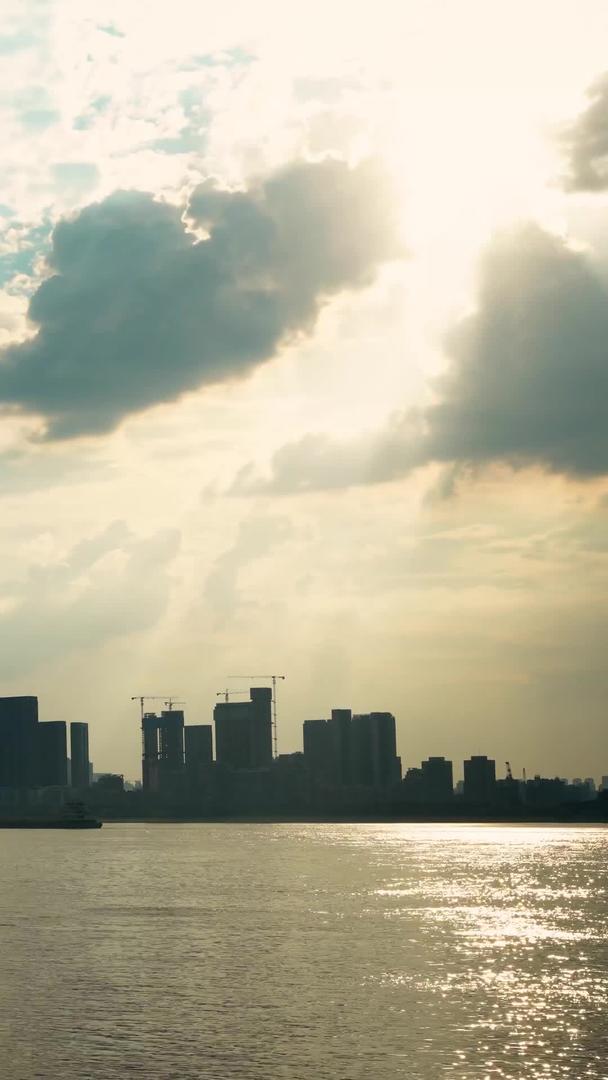 夏季长江翻滚的云朵和耶稣光自然城市的风景视频的预览图