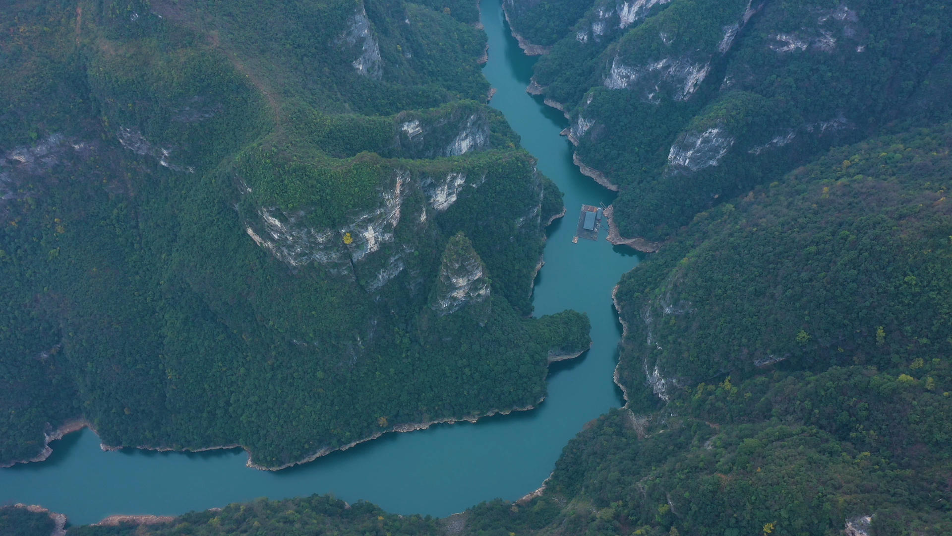 4K航拍巍峨大山下的石笋河喀斯特地貌河流山水视频的预览图