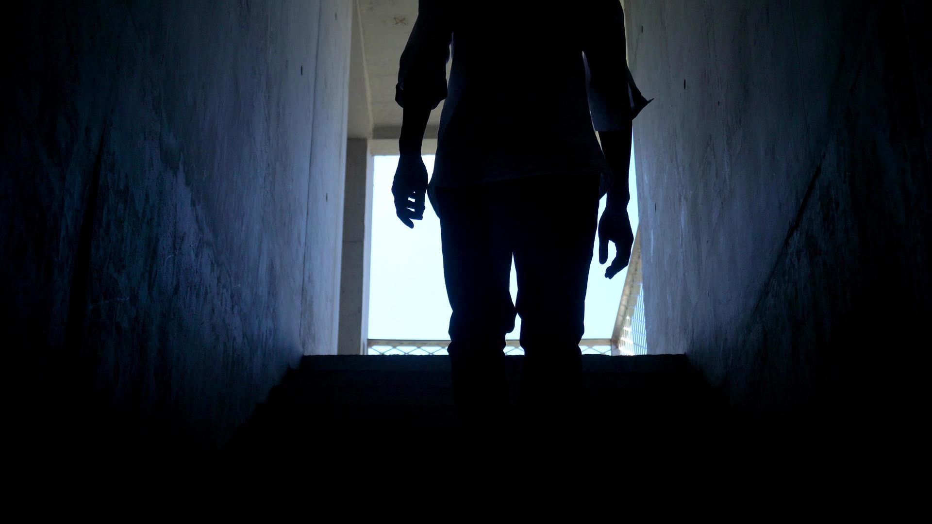 黑暗楼梯人物背景视频的预览图