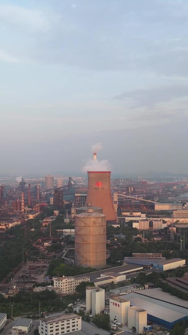 航拍宝武钢铁公司全景环保节能清洁能源冒烟的钢铁厂巨大烟囱材料视频的预览图