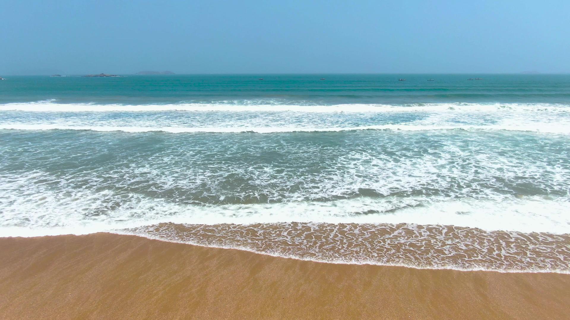 4k航拍夏季海岛沙滩海浪视频视频的预览图
