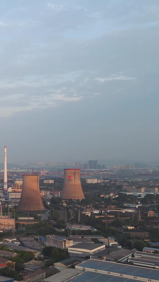航拍宝武钢铁公司全景环保节能清洁能源冒烟的钢铁厂巨大烟囱材料视频的预览图