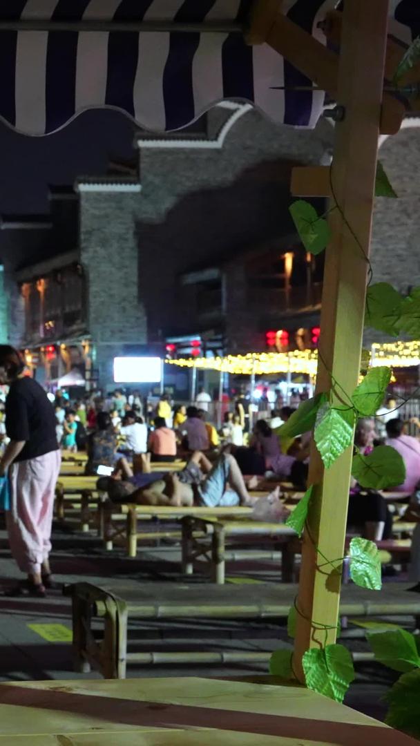 夏夜在广场上乘凉看露天电影的城市人群街景素材视频的预览图