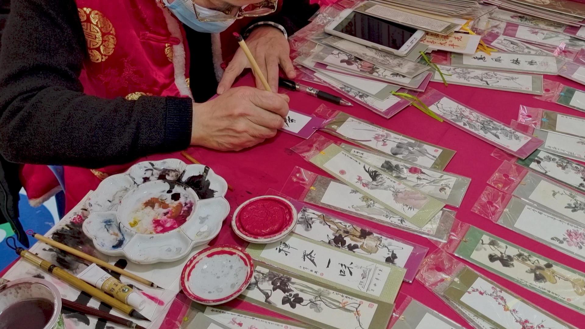 4K中国传统节日春节元宵节庙会游园会传统手艺手绘书签视频素材视频的预览图