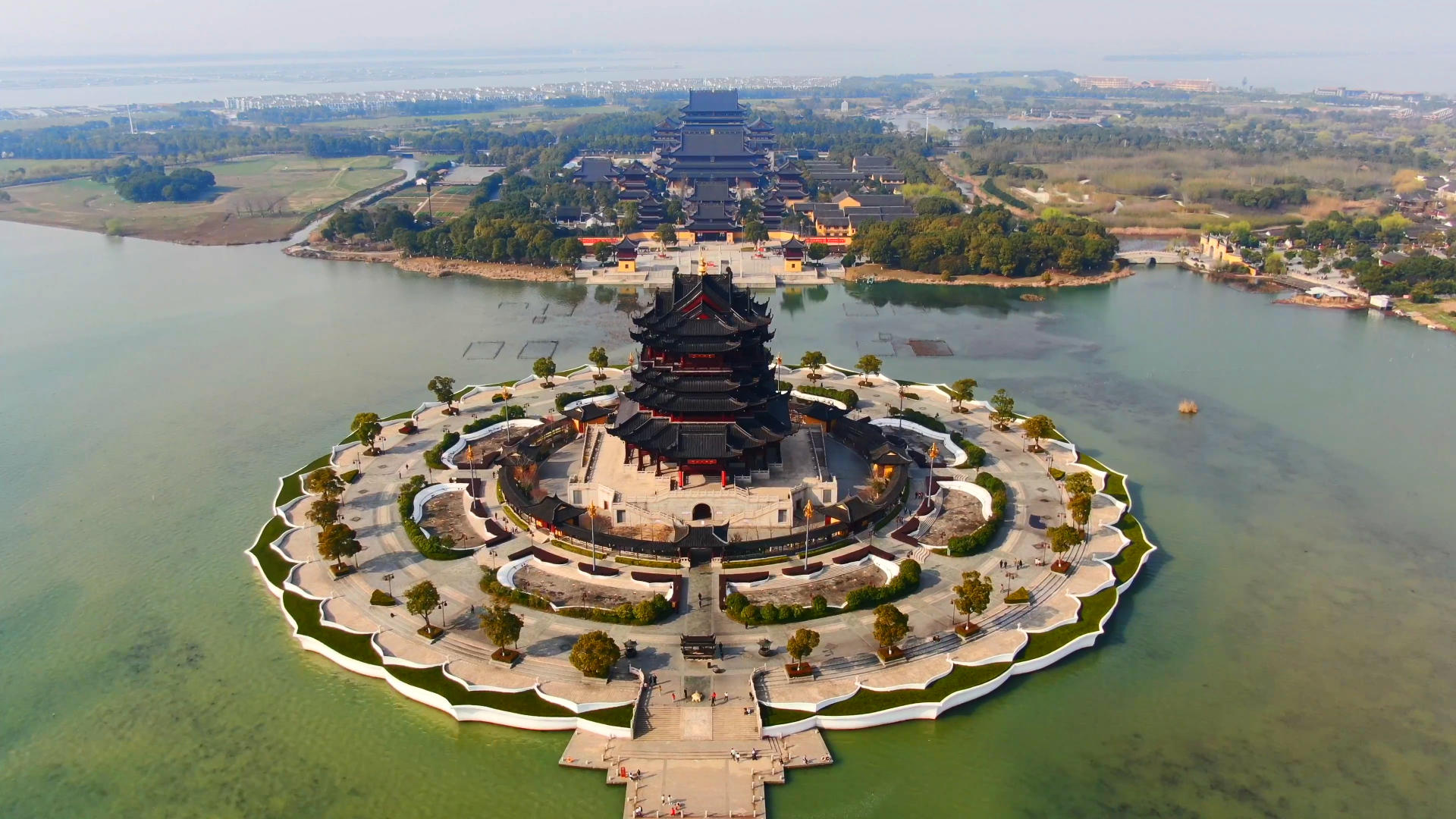 航拍阳澄湖畔的重元寺视频的预览图