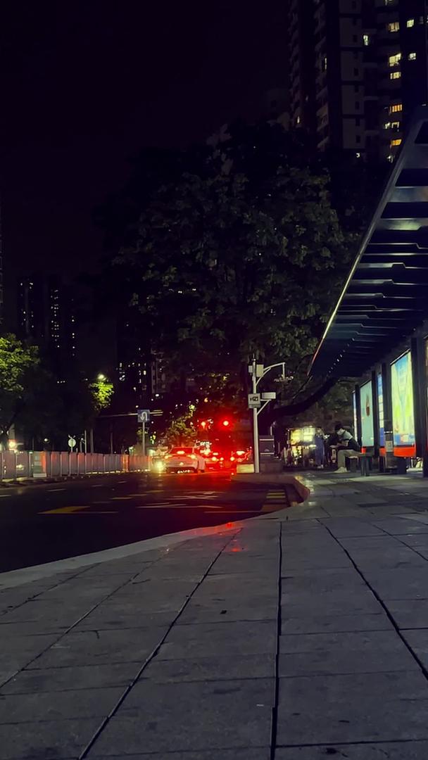 夜晚的公共汽车站视频的预览图