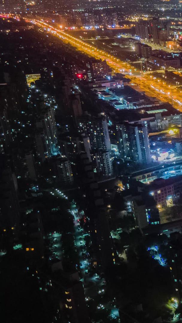 航拍城市夜景灯光交通车流建筑移动延迟摄影视频的预览图