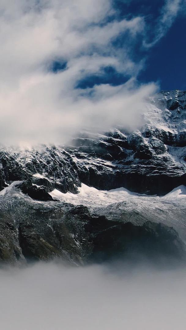 无人驾驶飞机穿越云层航拍云端雪山山峰自然风光视频的预览图