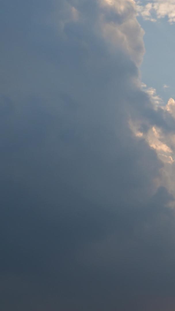 延迟摄影城市蓝天白云晴天阳光流动云自然天气街景素材视频的预览图