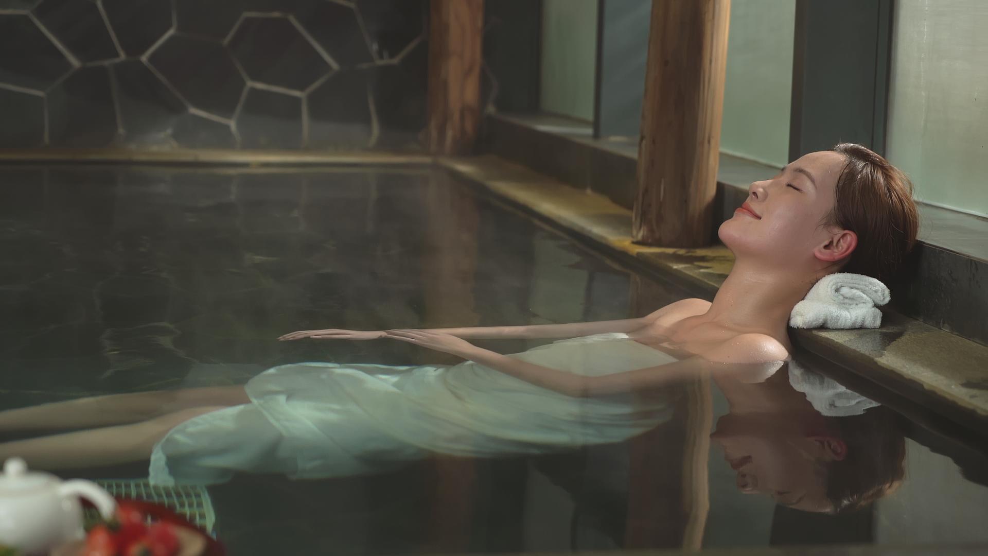 4K女性泡温泉休息视频的预览图