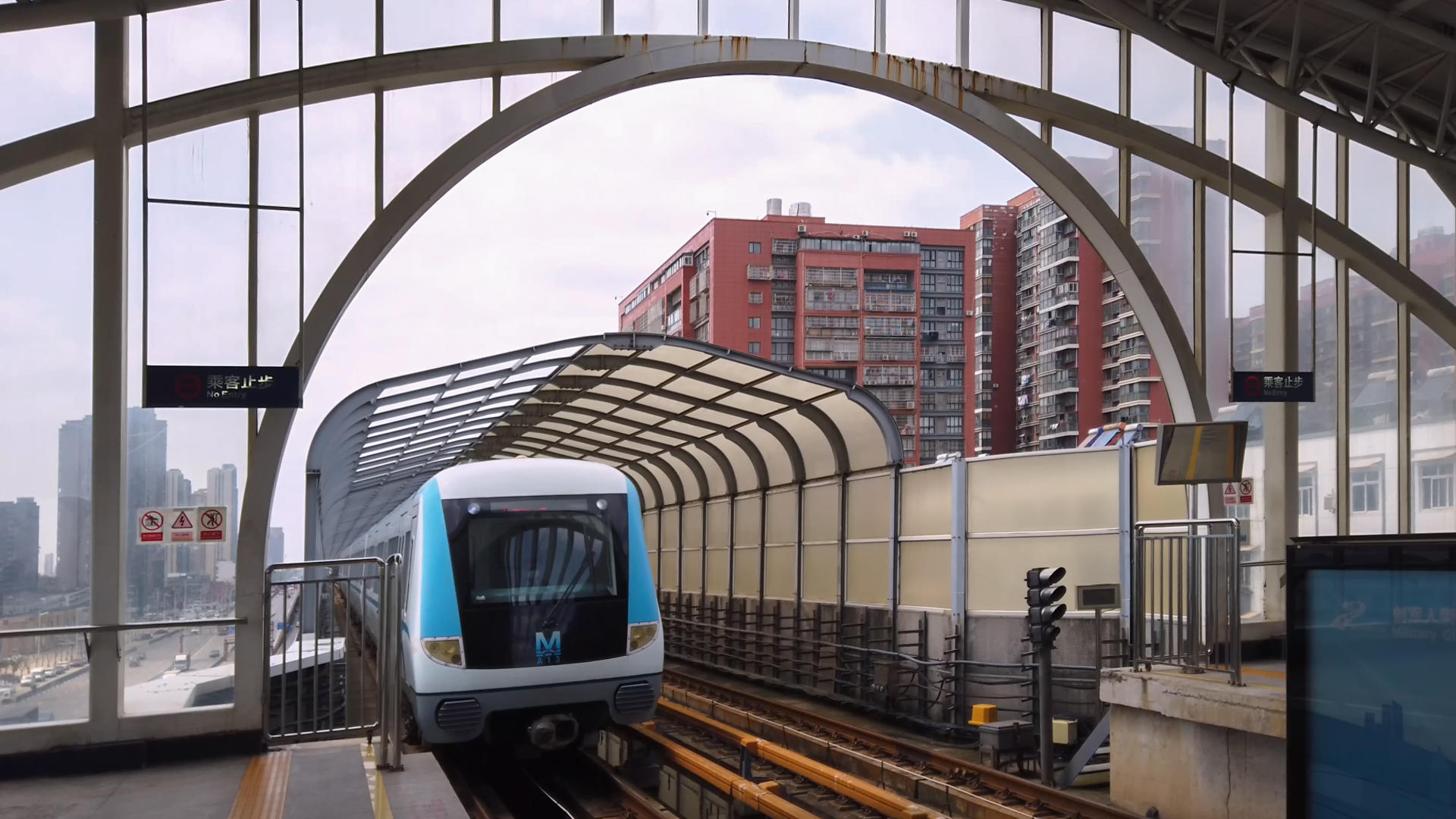 城市轨道交通轻轨列车驶进车站站台视频的预览图
