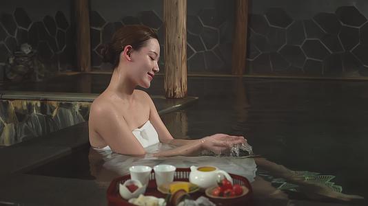 4K女性泡温泉洗浴视频的预览图