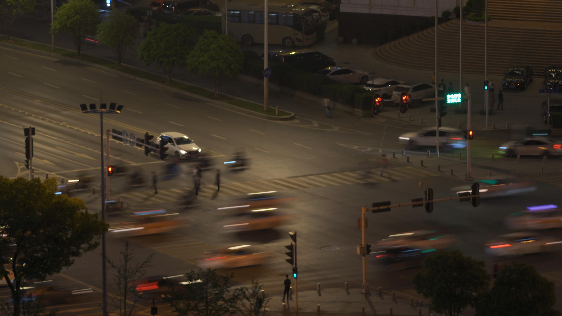 航拍城市交通十字路口夜晚川流不息的汽车和行人4k素材视频的预览图