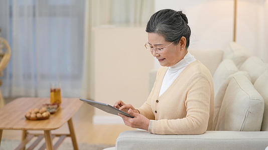 4k老年人居家生活使用平板pad打字聊天交流沟通视频的预览图