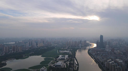 航拍城市风光落日天空下汉江湾城市天际线江景风景素材视频的预览图
