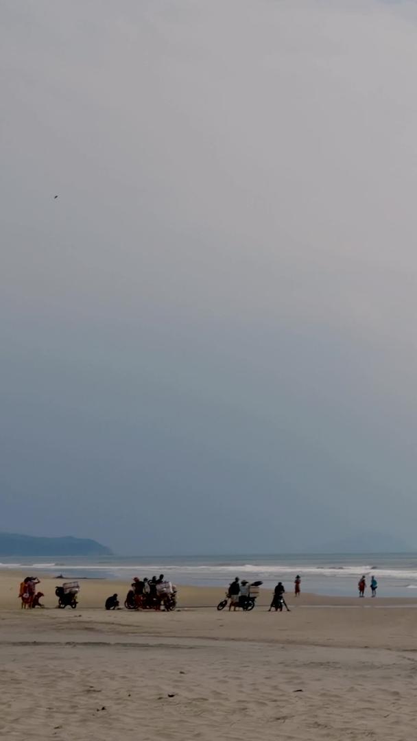 直升机在海滩上升空视频的预览图