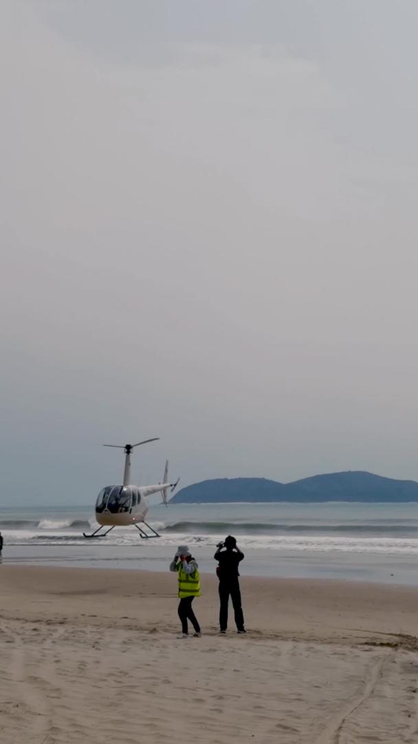 直升机在海滩上升空视频的预览图