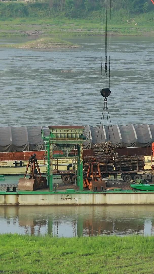 真正的轮渡码头木材卸运视频的预览图