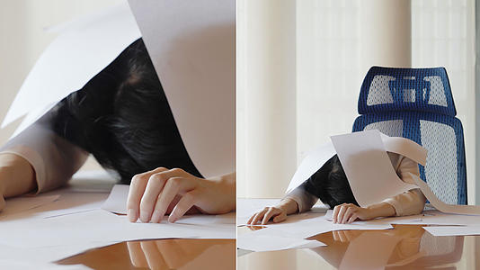 女孩身上叠满了纸趴在会议桌上视频的预览图