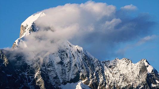 8K川西藏区雪山主峰云层流动延时视频素材视频的预览图