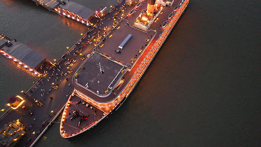 航拍城市夜景客运轮渡旅游码头等哈启航的游船4k素材视频的预览图